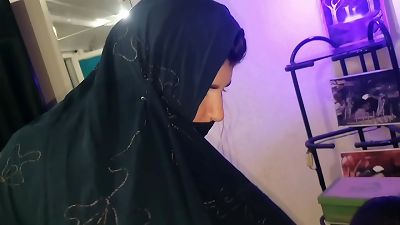 Hindi refugee Desi pays asylum with tantric rubdown and sex. El Toro De Oro